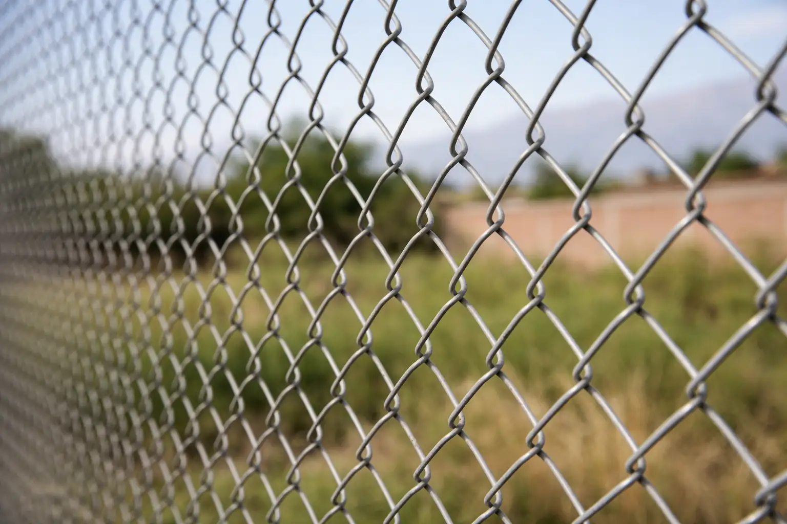 Primer plano de malla bizcocho galvanizada para cierre perimetral en parcela